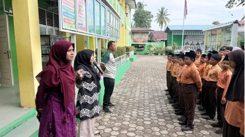 Menyambut Ramadhan, Murid MIN 9 Kota Banda Aceh Membersihkan Lingkungan Masjid Islahiyyah Lambhuk
