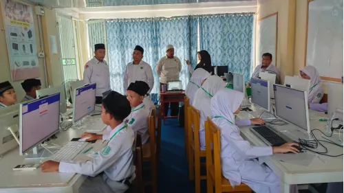 Kepala Kantor Kemenag Kota Banda Aceh Pantau Pelaksanaan TKA di MIN 9 Lambhuk